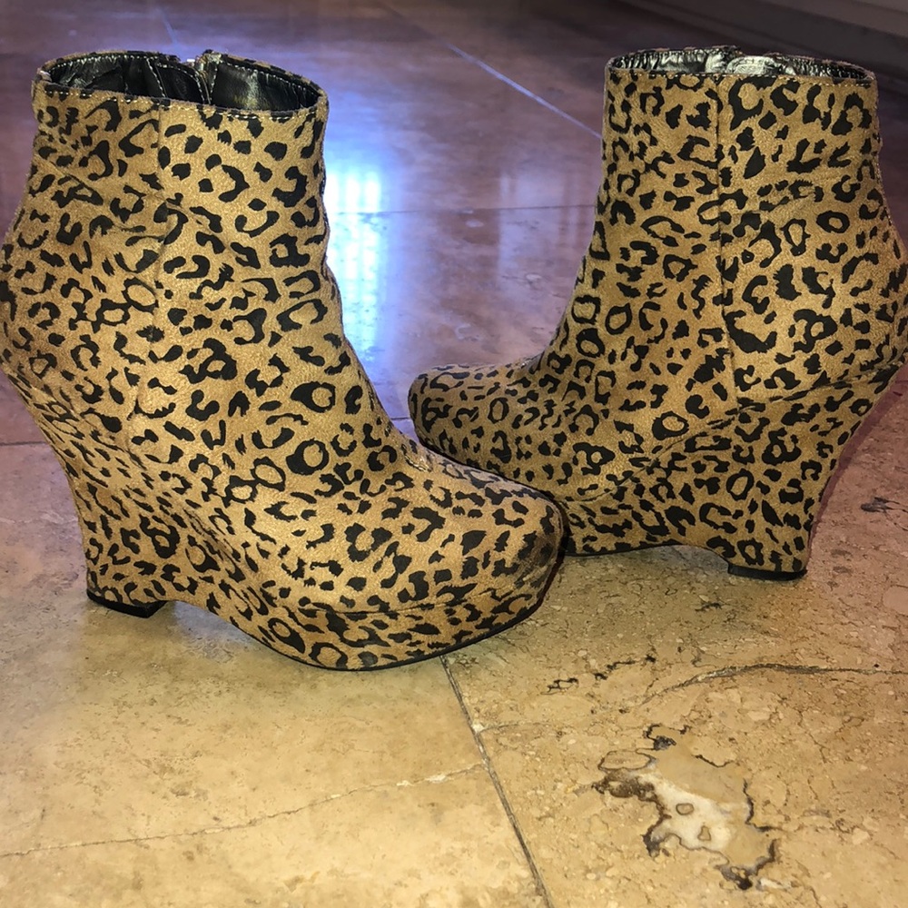 Cheetah Heeled Booties. Animal print. Platform